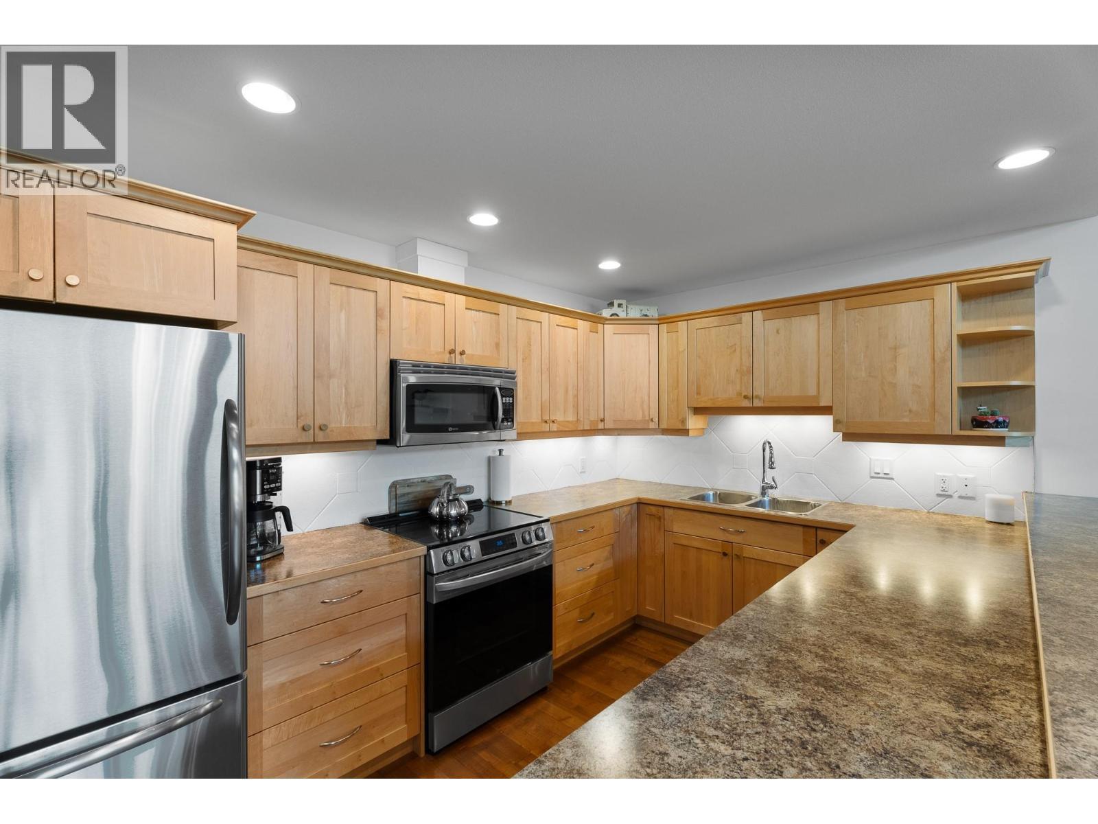 2802 Henstridge Road Unit# 2, Sorrento, BC - Indoor Photo Showing Kitchen With Stainless Steel Kitchen With Double Sink