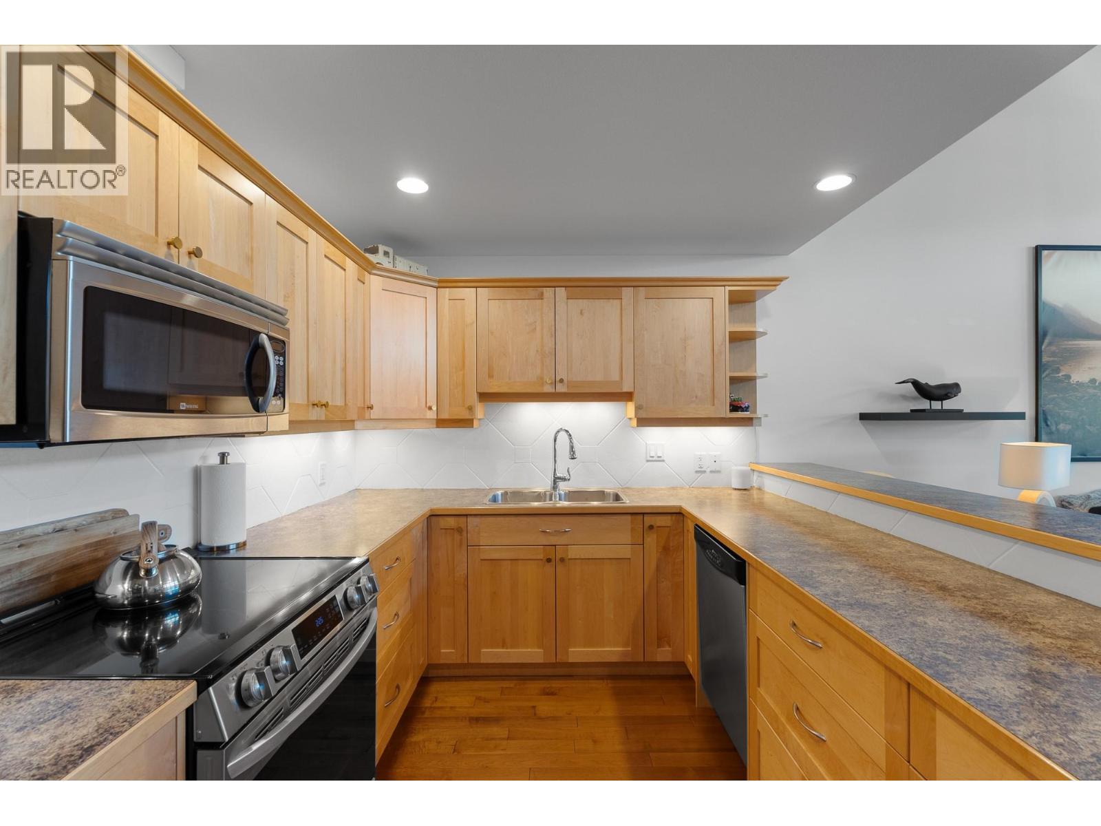 2802 Henstridge Road Unit# 2, Sorrento, BC - Indoor Photo Showing Kitchen With Double Sink