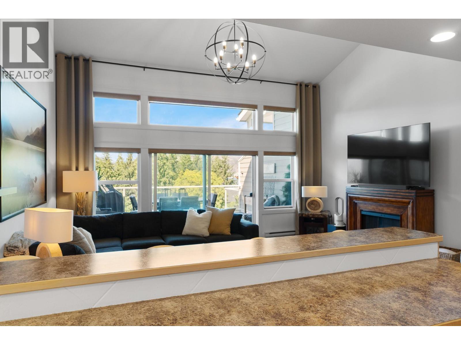 2802 Henstridge Road Unit# 2, Sorrento, BC - Indoor With Fireplace