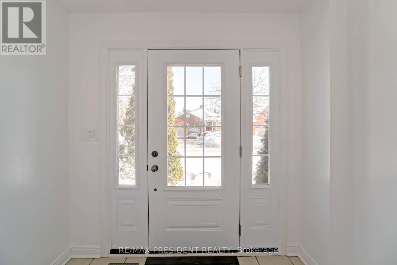 2 White Cliffe Drive, Clarington, ON - Indoor Photo Showing Other Room