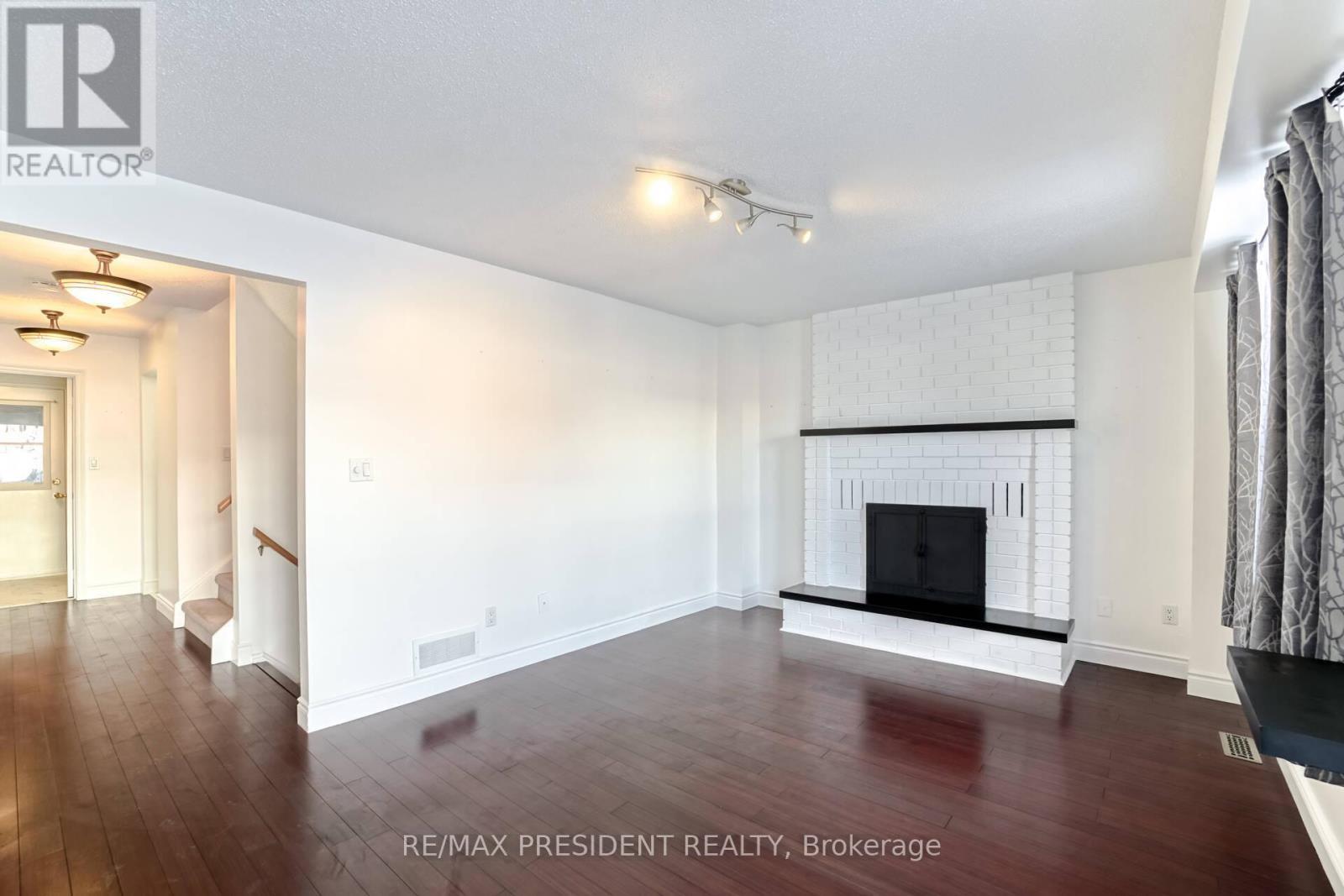 2 White Cliffe Drive, Clarington, ON - Indoor Photo Showing Living Room With Fireplace