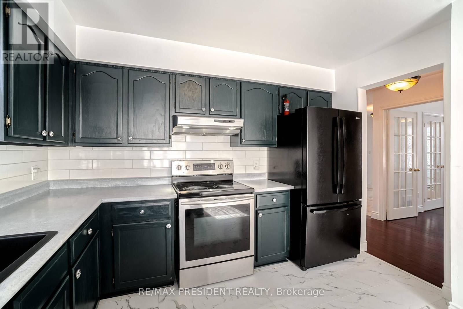 2 White Cliffe Drive, Clarington, ON - Indoor Photo Showing Kitchen