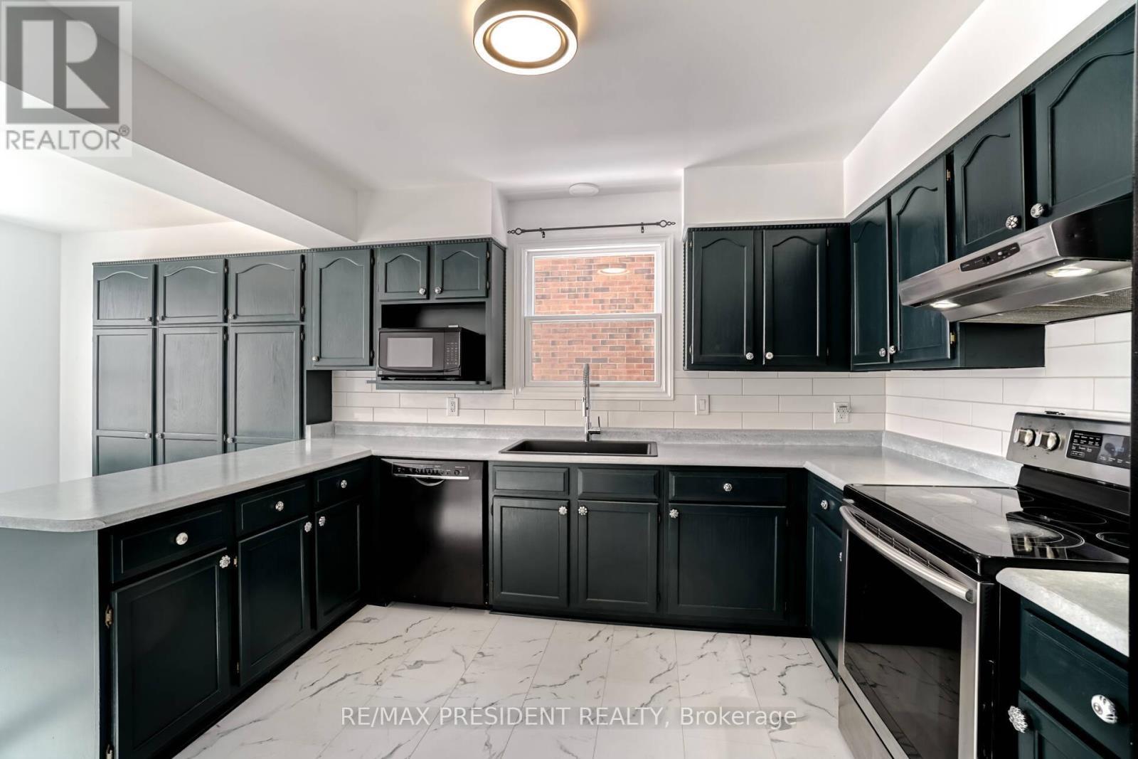 2 White Cliffe Drive, Clarington, ON - Indoor Photo Showing Kitchen