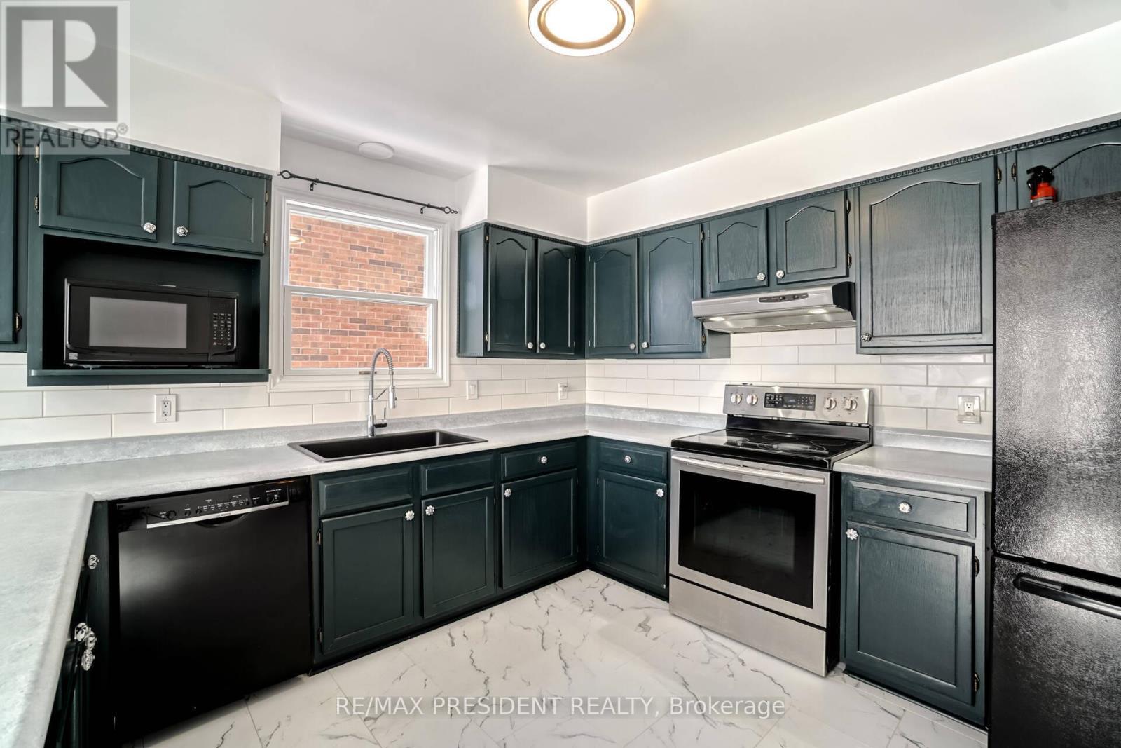2 White Cliffe Drive, Clarington, ON - Indoor Photo Showing Kitchen