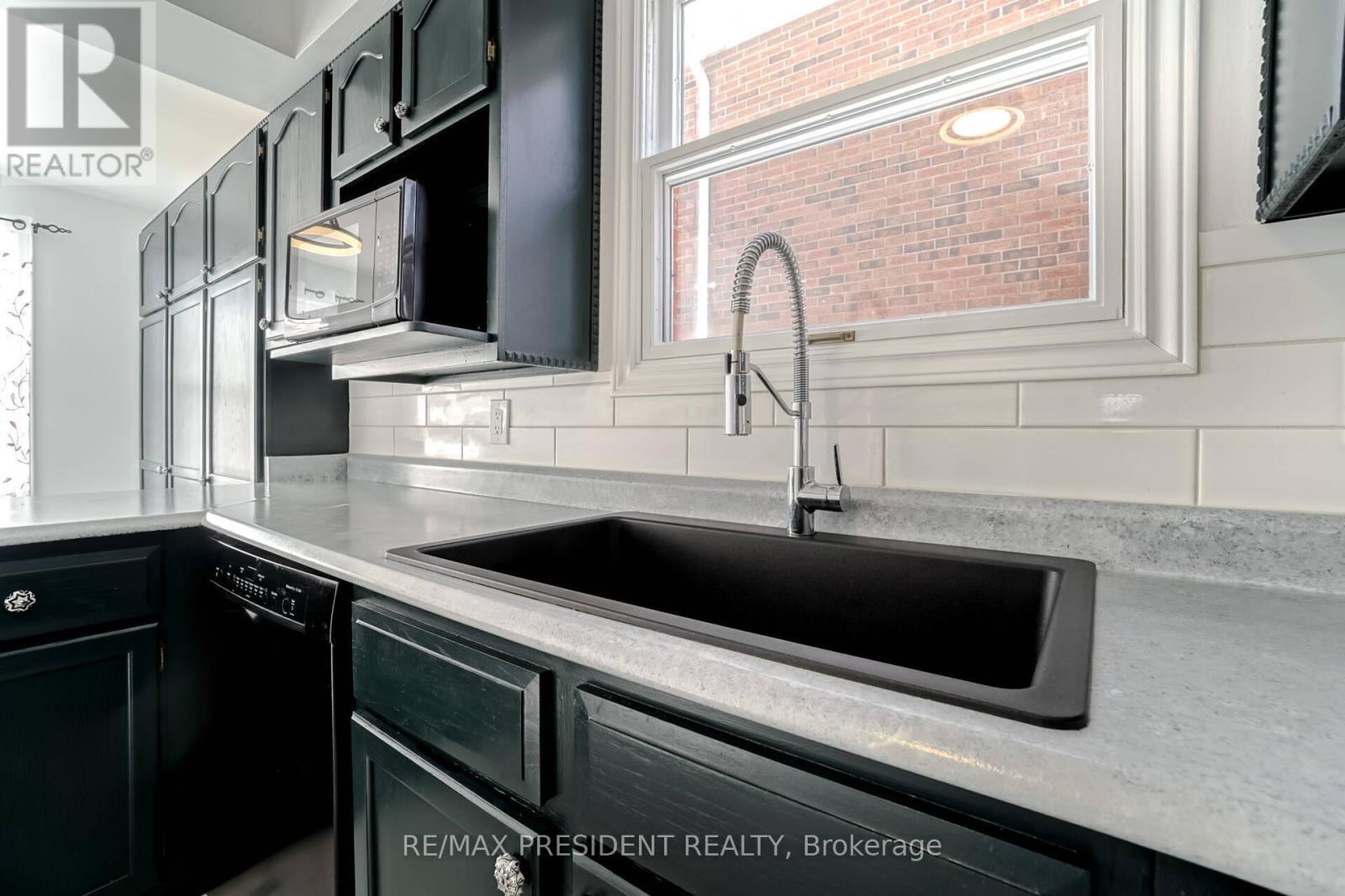2 White Cliffe Drive, Clarington, ON - Indoor Photo Showing Kitchen