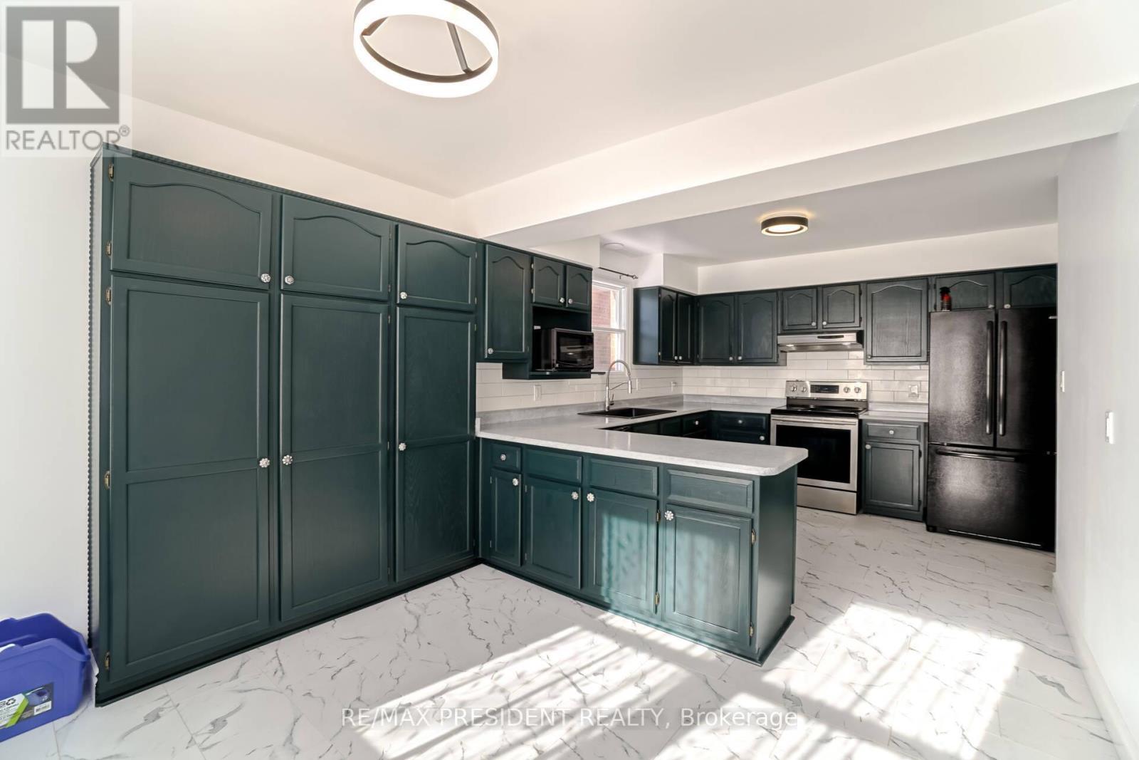 2 White Cliffe Drive, Clarington, ON - Indoor Photo Showing Kitchen