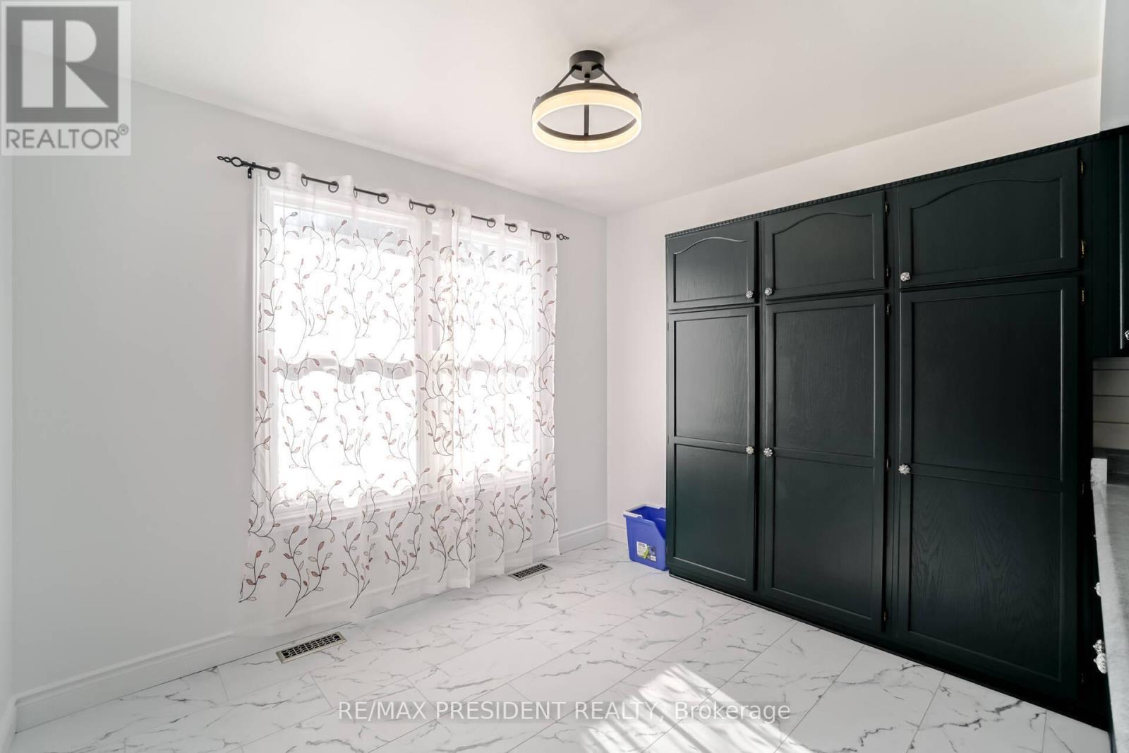 2 White Cliffe Drive, Clarington, ON - Indoor Photo Showing Other Room