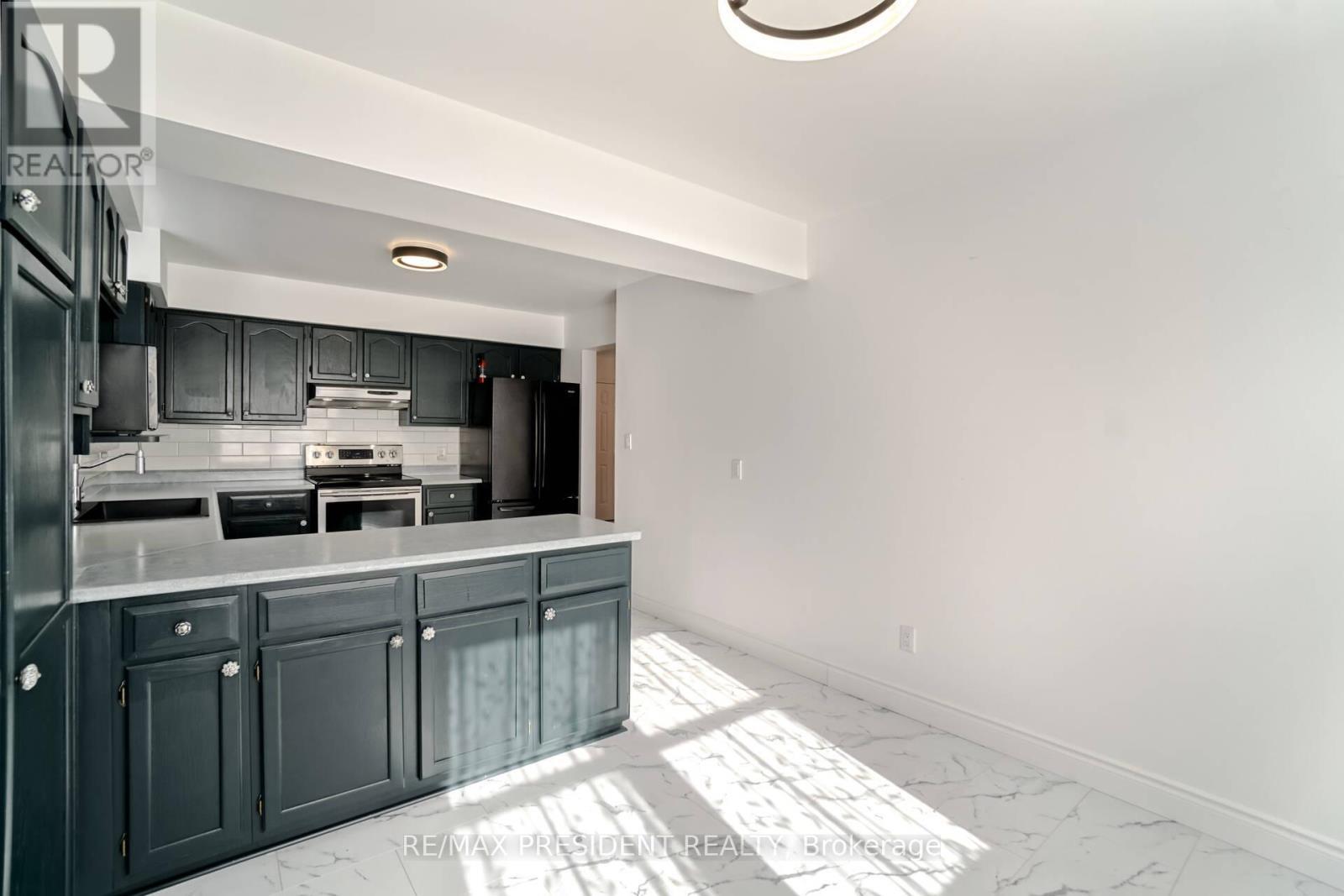 2 White Cliffe Drive, Clarington, ON - Indoor Photo Showing Other Room