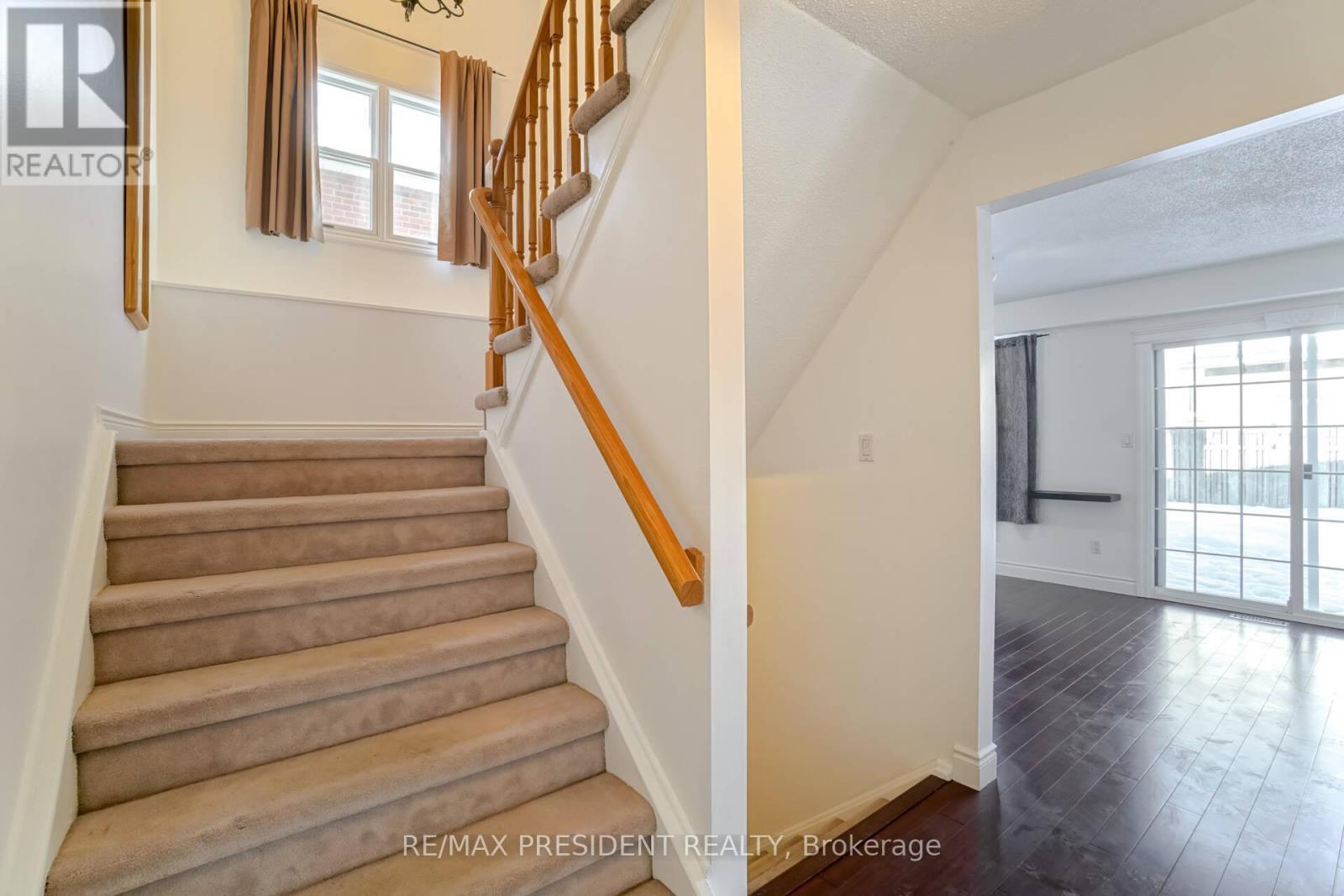 2 White Cliffe Drive, Clarington, ON - Indoor Photo Showing Other Room