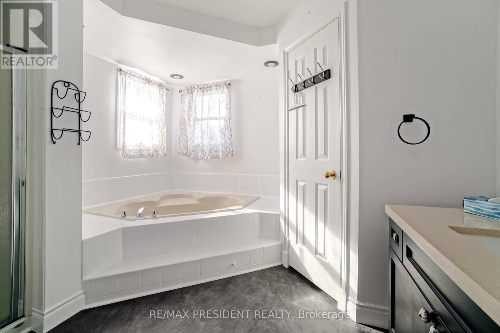 2 White Cliffe Drive, Clarington, ON - Indoor Photo Showing Bathroom