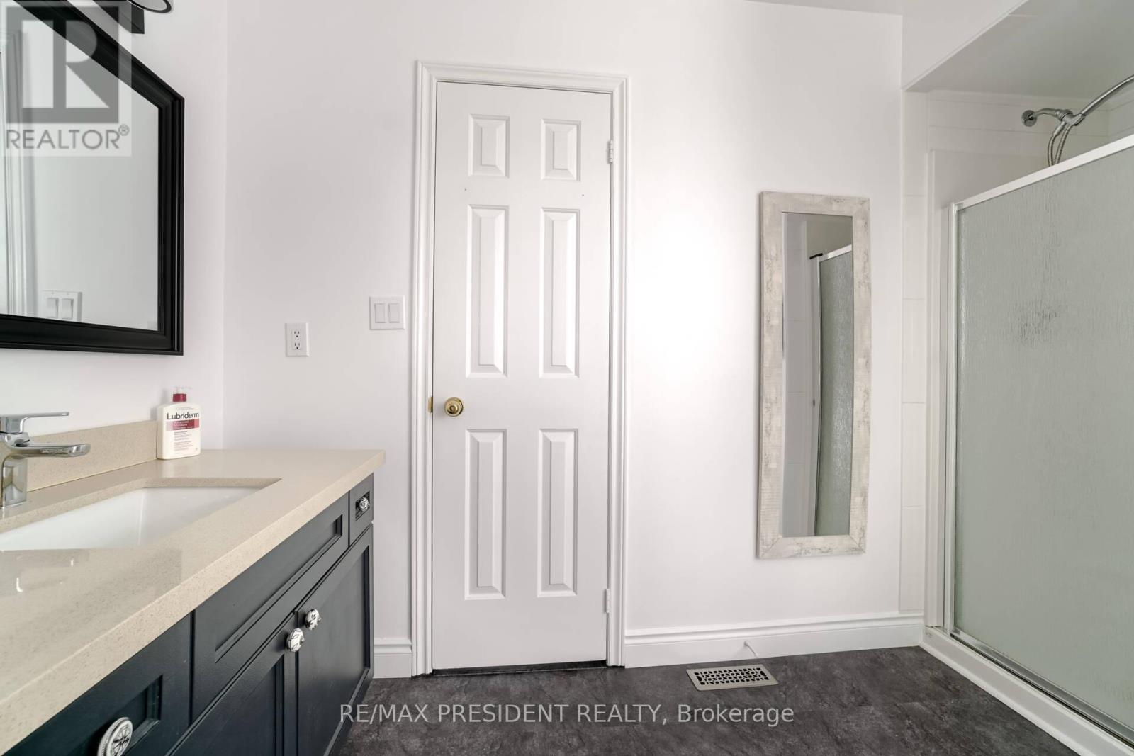 2 White Cliffe Drive, Clarington, ON - Indoor Photo Showing Bathroom