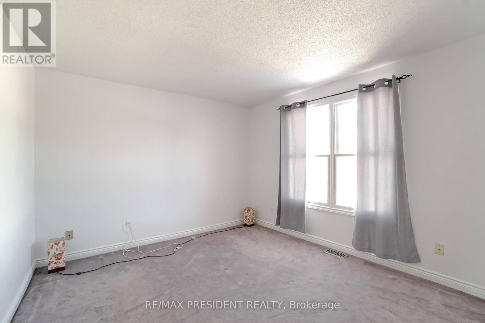 2 White Cliffe Drive, Clarington, ON - Indoor Photo Showing Other Room