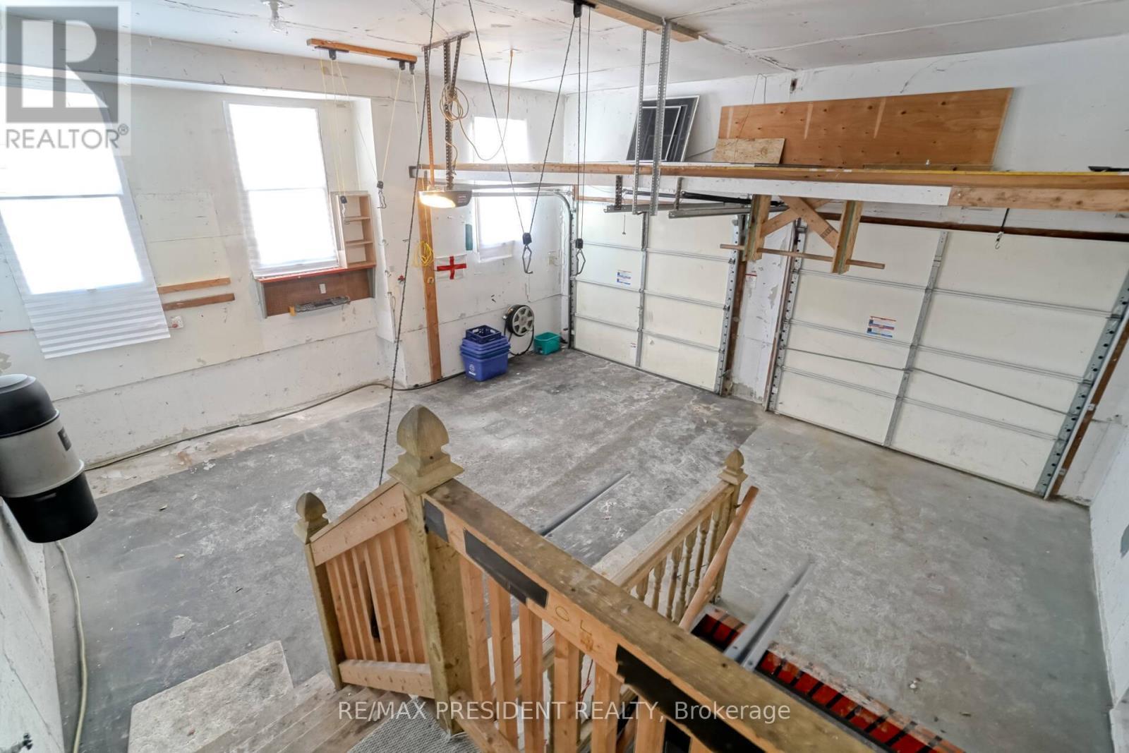 2 White Cliffe Drive, Clarington, ON - Indoor Photo Showing Garage
