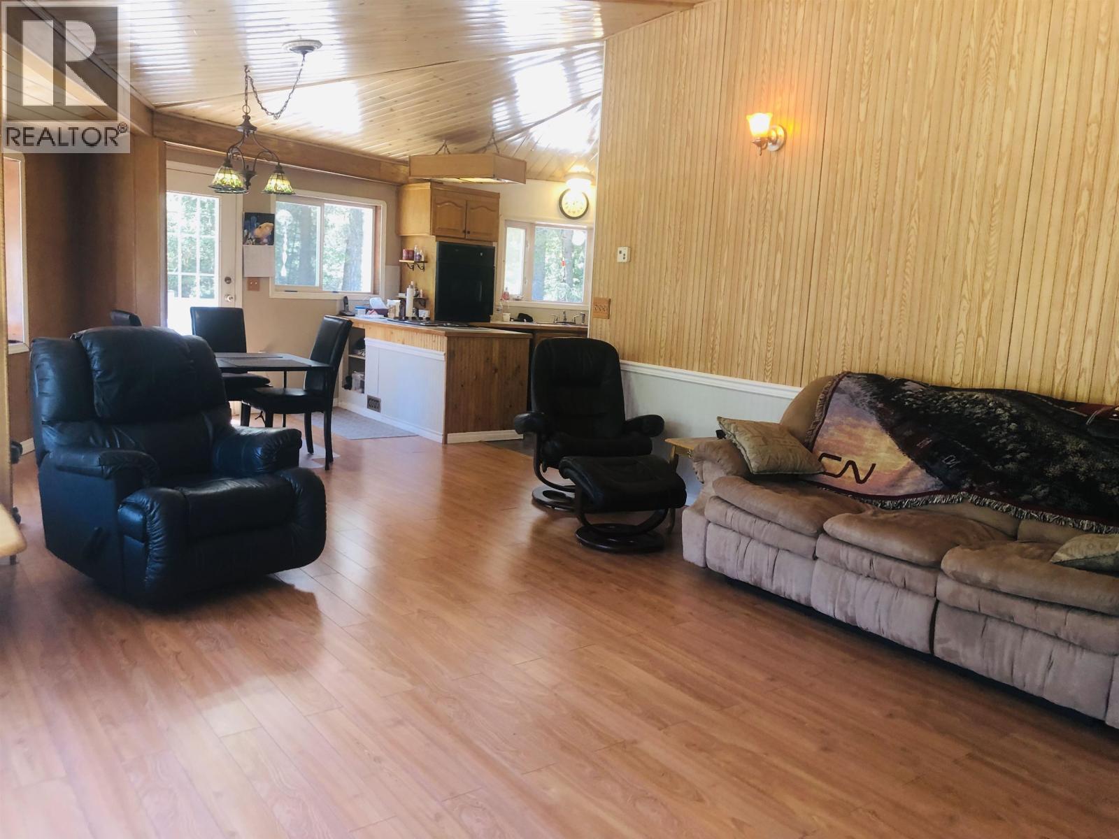 3024 Keldon Road, Lac La Hache, BC - Indoor Photo Showing Living Room