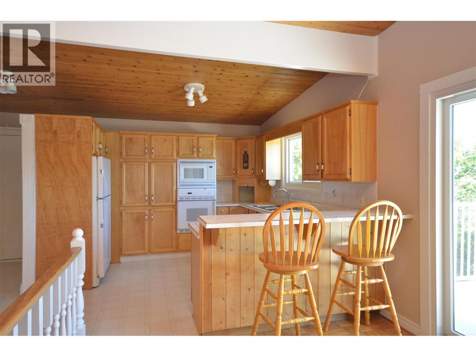 Breakfast Bar - 6609 Southwind Road, Vernon, BC - Indoor