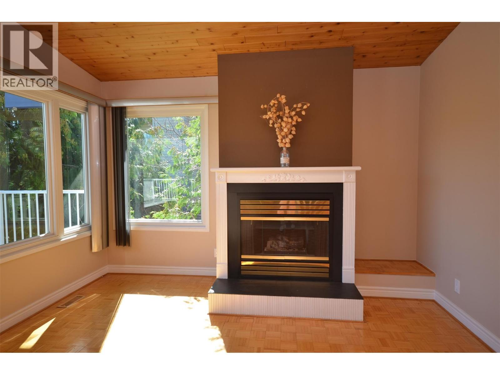 Gas fireplace - 6609 Southwind Road, Vernon, BC - Indoor Photo Showing Living Room With Fireplace