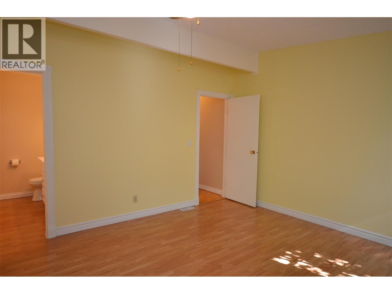 Primary bedroom en-suite - 6609 Southwind Road, Vernon, BC - Indoor Photo Showing Other Room