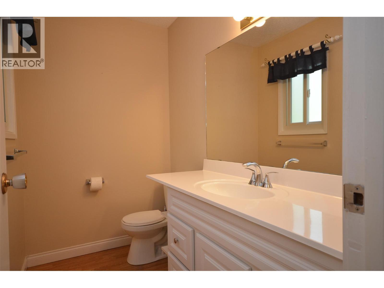 Classic white en-suite - 6609 Southwind Road, Vernon, BC - Indoor Photo Showing Bathroom