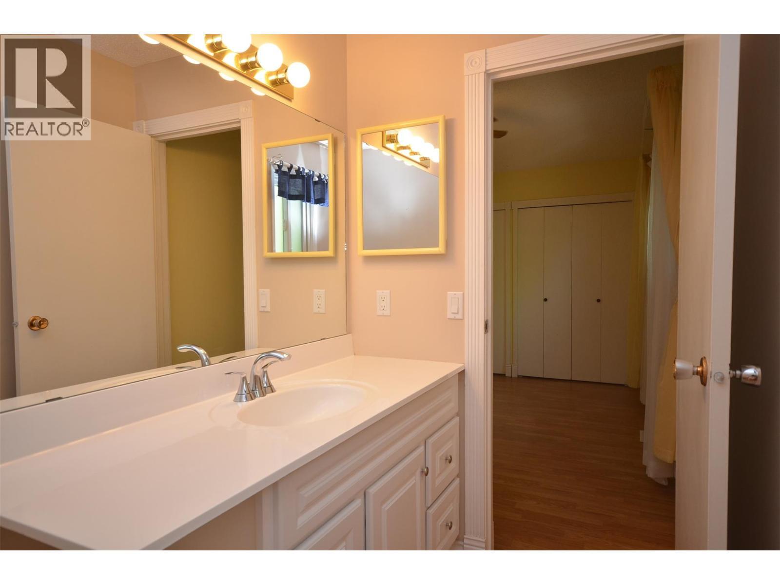 lovely vanity - 6609 Southwind Road, Vernon, BC - Indoor Photo Showing Bathroom