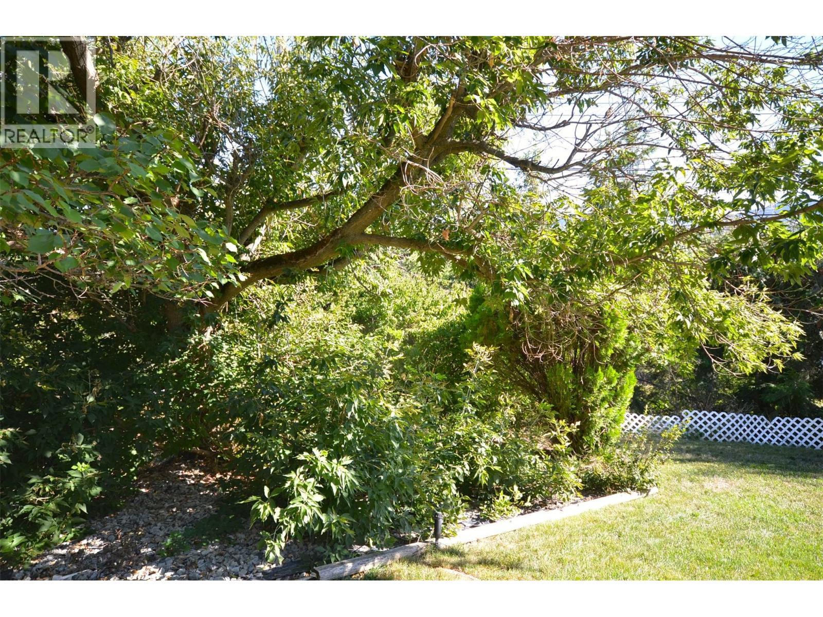 Landscaped for privacy - 6609 Southwind Road, Vernon, BC - Outdoor