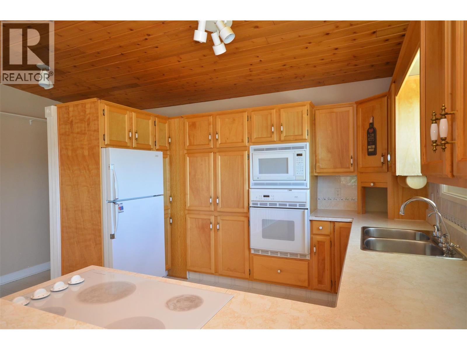 Classic oak kitchen - 6609 Southwind Road, Vernon, BC - Indoor Photo Showing Kitchen With Double Sink