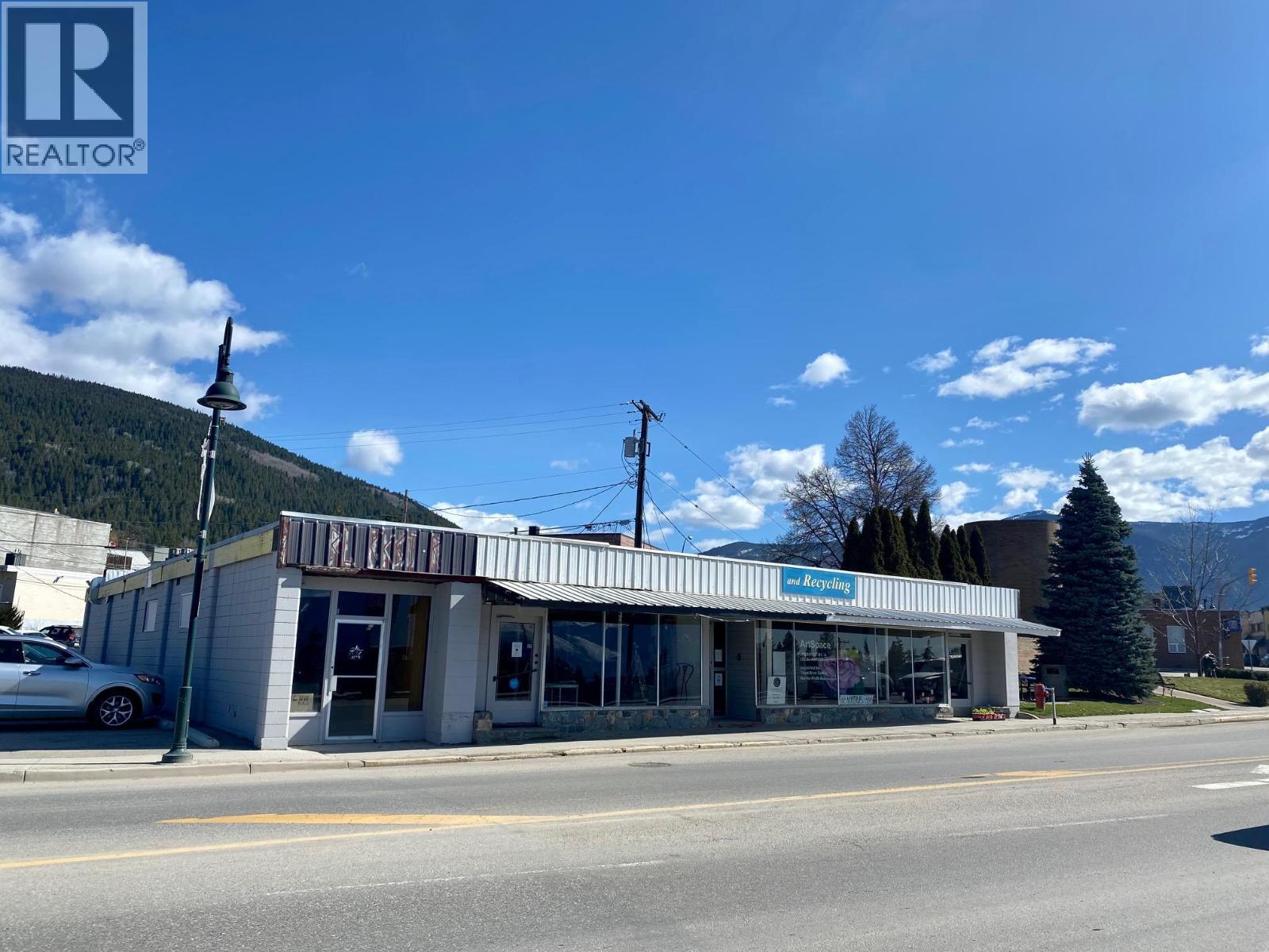 Could be 4 Seperate Front Entrances . - 116 Northwest Boulevard, Creston, BC
