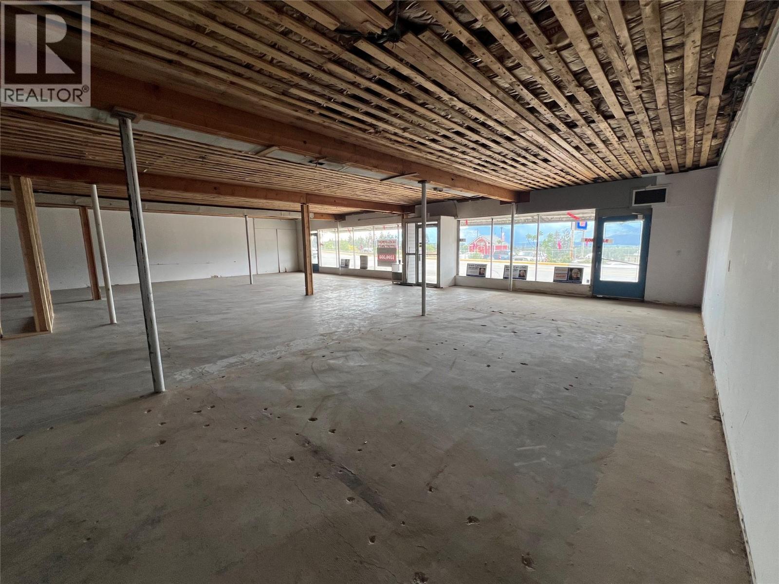 Large Area for 1 Business , but has 3 Front Entrances if you want separate Businesses. - 116 Northwest Boulevard, Creston, BC