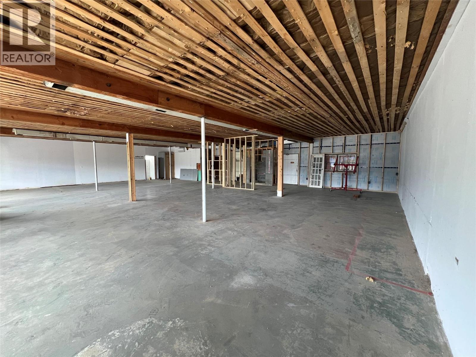 Large Area for 1 Business , but has 3 Front Entrances if you want separate Businesses. - 116 Northwest Boulevard, Creston, BC