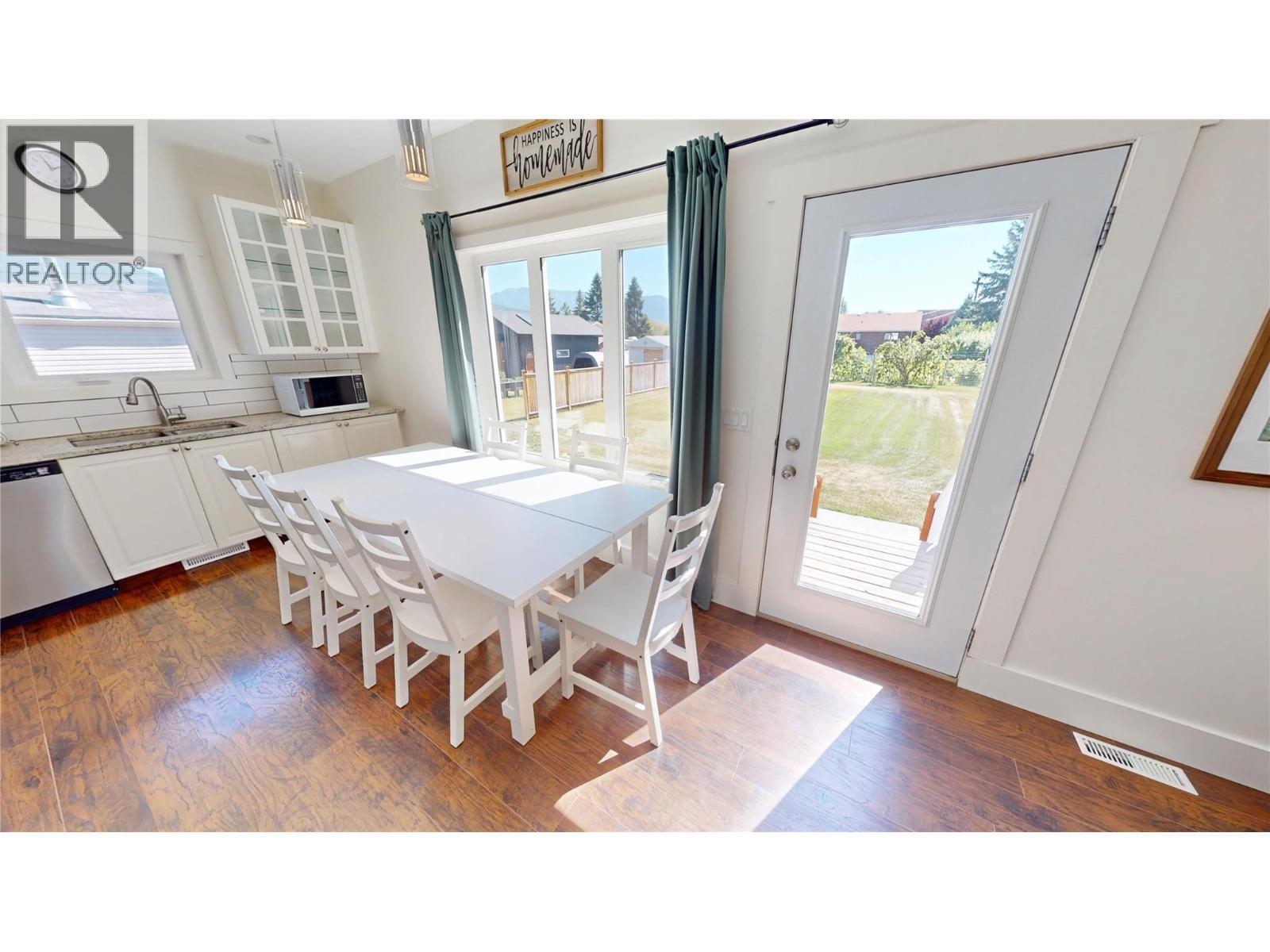 4760 Willow Avenue, Canal Flats, BC - Indoor Photo Showing Dining Room