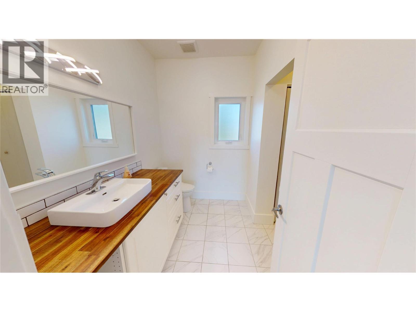 4760 Willow Avenue, Canal Flats, BC - Indoor Photo Showing Bathroom