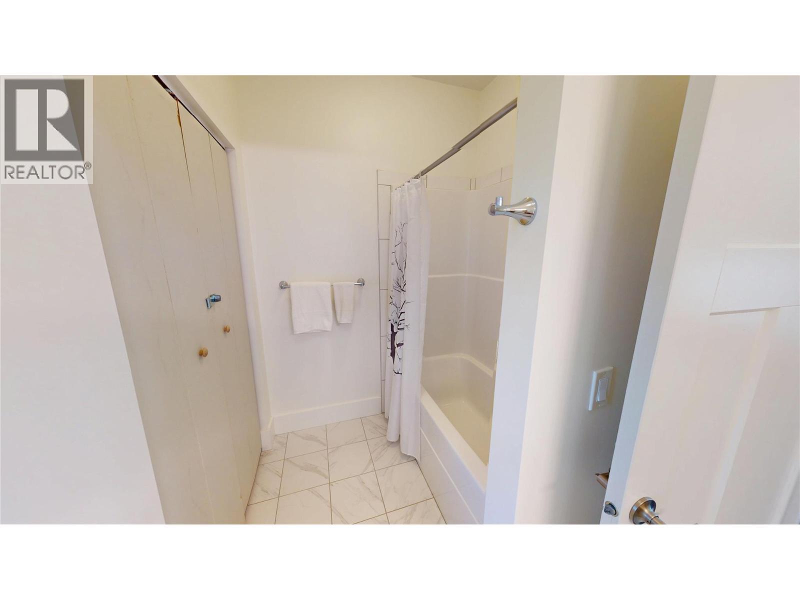 4760 Willow Avenue, Canal Flats, BC - Indoor Photo Showing Bathroom