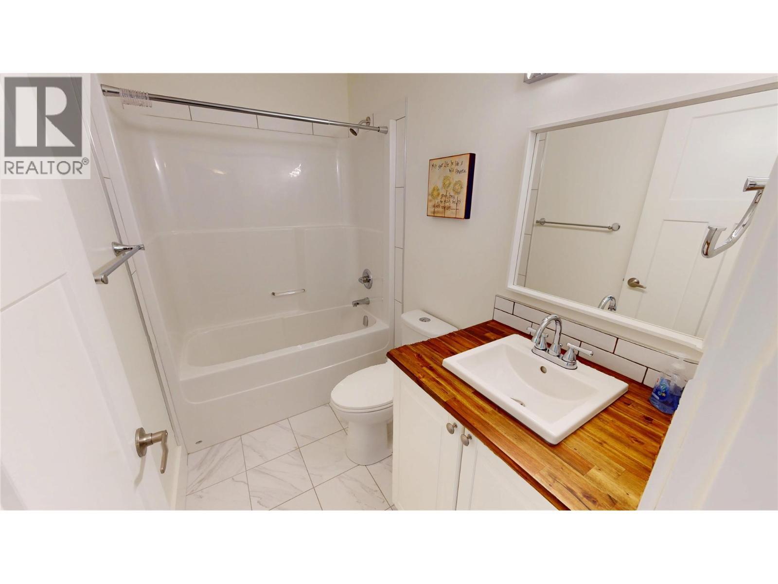 4760 Willow Avenue, Canal Flats, BC - Indoor Photo Showing Bathroom