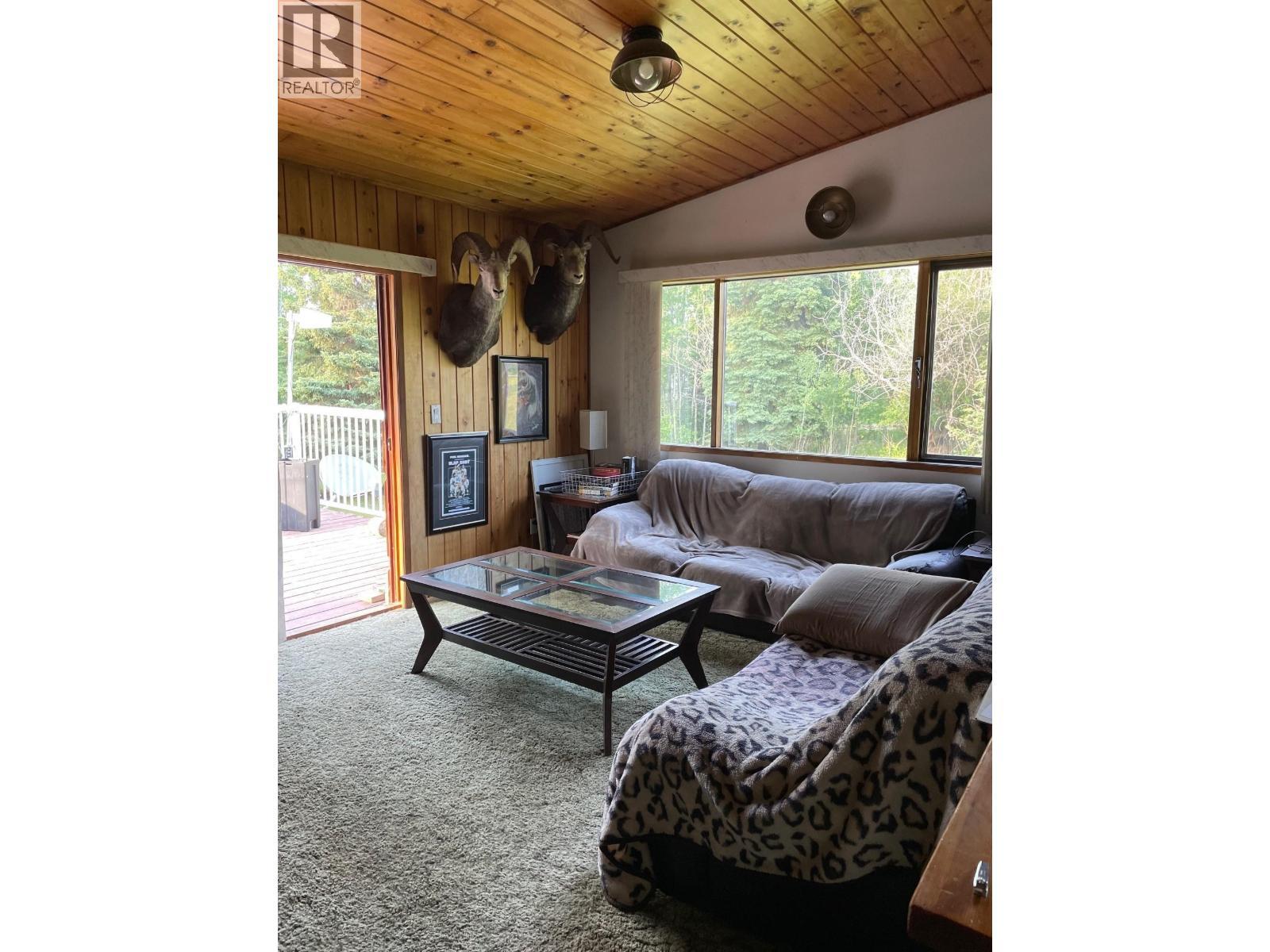 323 Oak Road, Vanderhoof, BC - Indoor Photo Showing Living Room