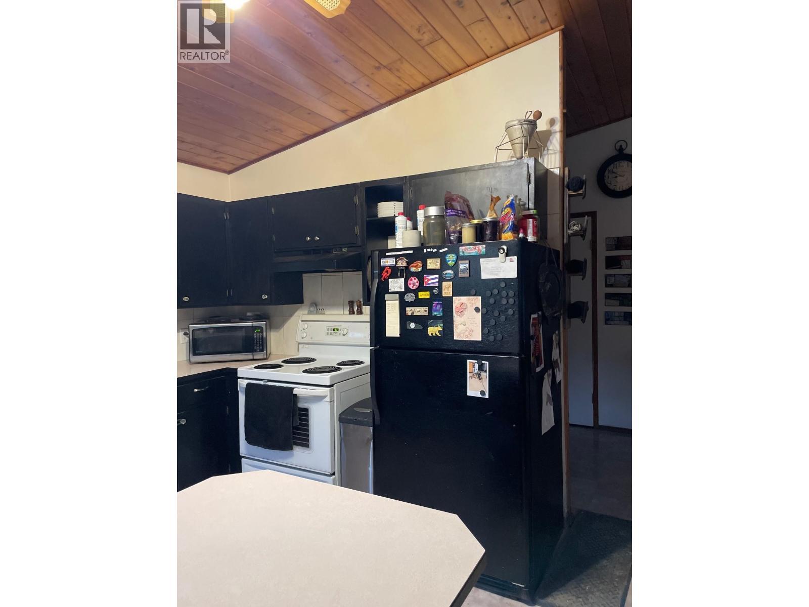 323 Oak Road, Vanderhoof, BC - Indoor Photo Showing Kitchen