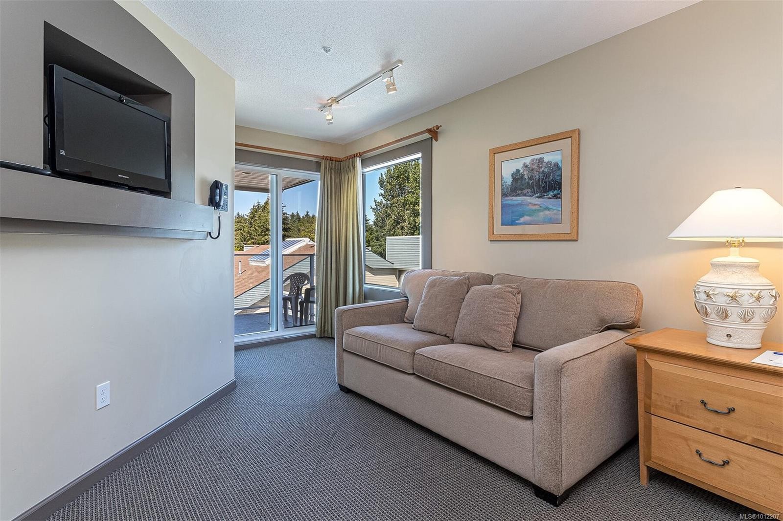 736-1600 Stroulger Rd, Nanoose Bay, BC - Indoor Photo Showing Living Room