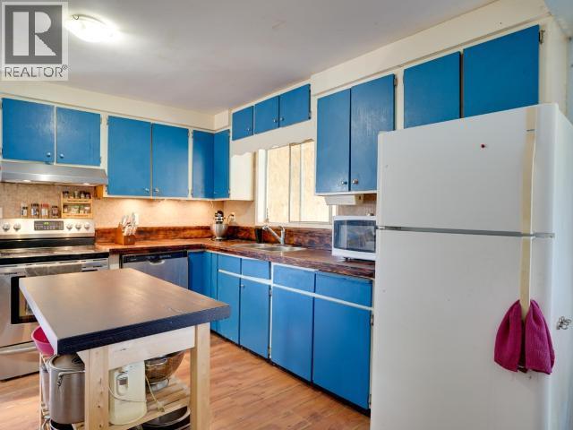 2039 Main Street, Texada Island, BC - Indoor Photo Showing Kitchen
