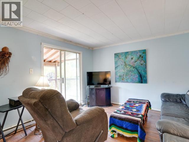 2039 Main Street, Texada Island, BC - Indoor Photo Showing Living Room
