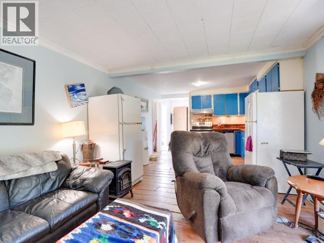 2039 Main Street, Texada Island, BC - Indoor Photo Showing Living Room