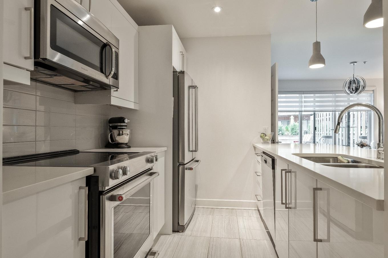 Kitchenette - 5780B Av. Parkhaven, Côte-Saint-Luc, QC - Indoor Photo Showing Kitchen With Double Sink With Upgraded Kitchen
