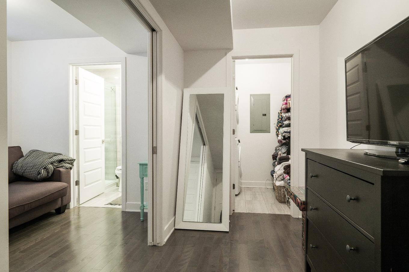 Basement - 5780B Av. Parkhaven, Côte-Saint-Luc, QC - Indoor Photo Showing Other Room