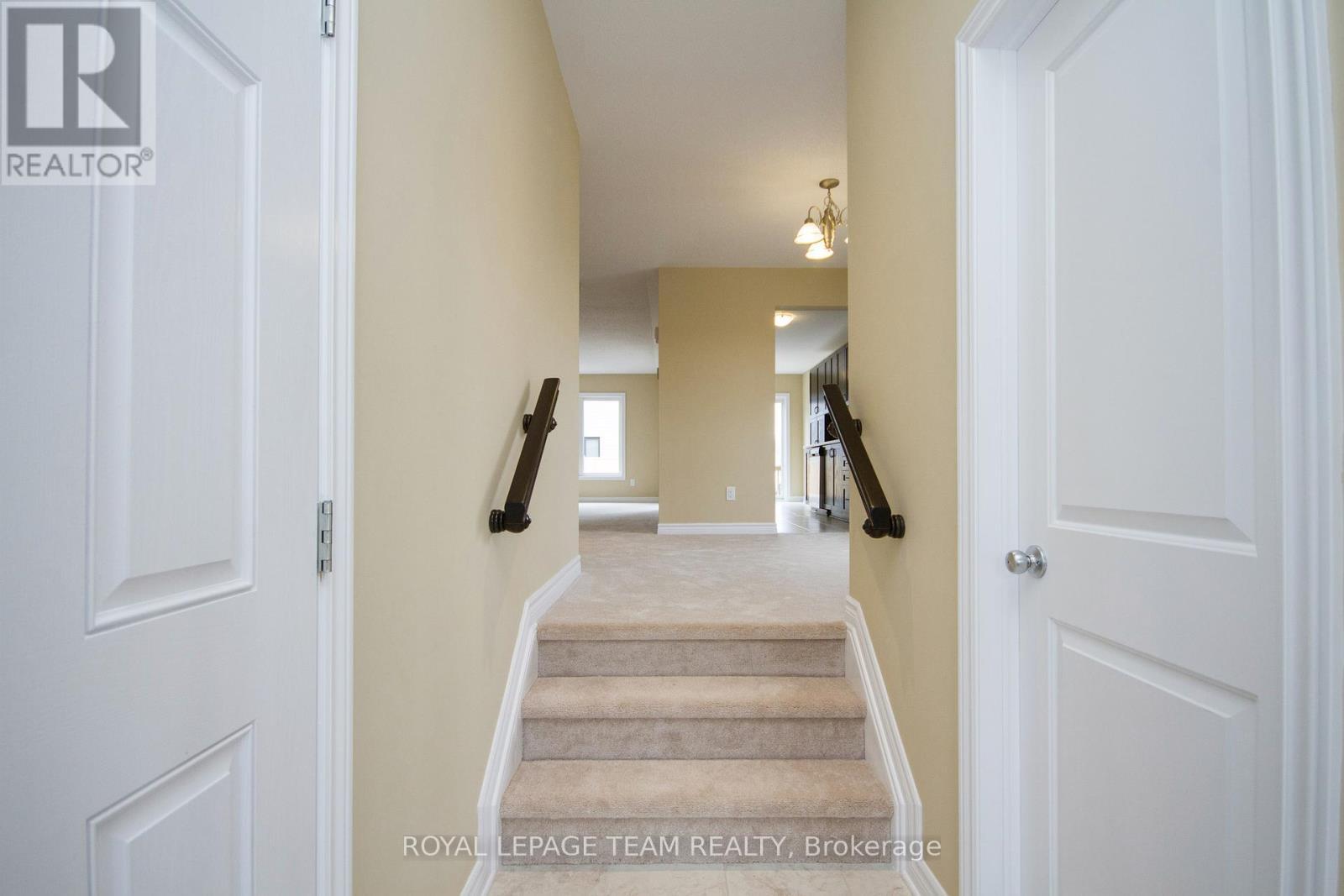Foyer - 464 Brettonwood Ridge, Ottawa, ON - Indoor Photo Showing Other Room