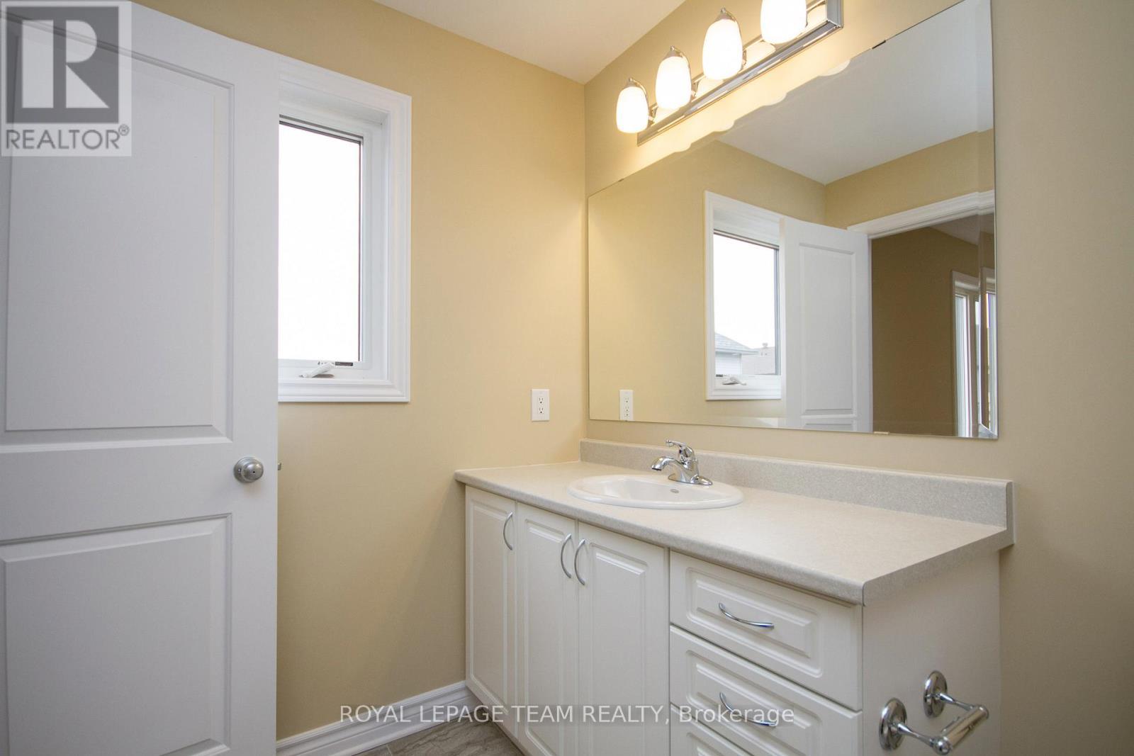 Ens - 464 Brettonwood Ridge, Ottawa, ON - Indoor Photo Showing Bathroom