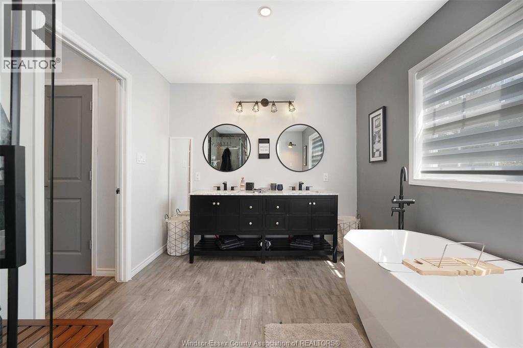 112 Washington, Harrow, ON - Indoor Photo Showing Bathroom