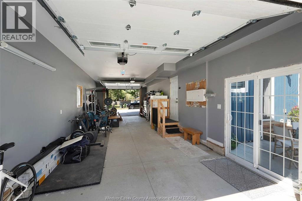 112 Washington, Harrow, ON - Indoor Photo Showing Garage