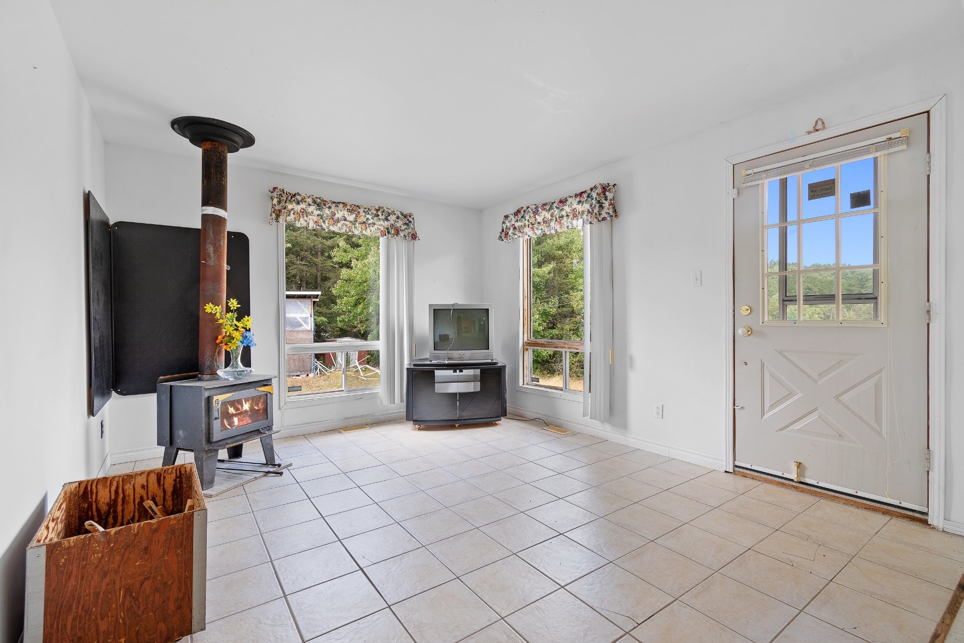 Living Room - 211 Ch. Stephens, Otter Lake, QC - Indoor