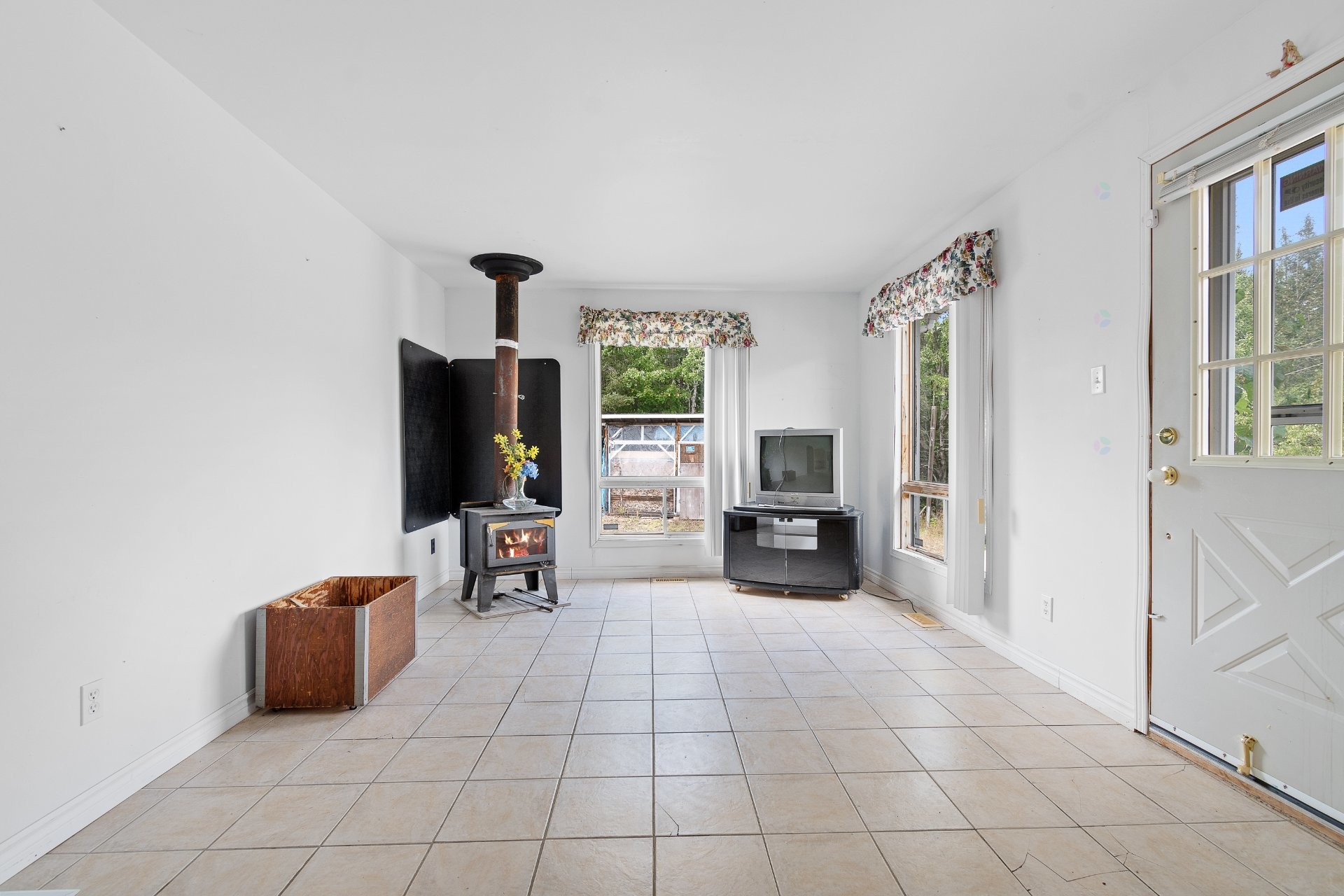 Living Room - 211 Ch. Stephens, Otter Lake, QC - Indoor