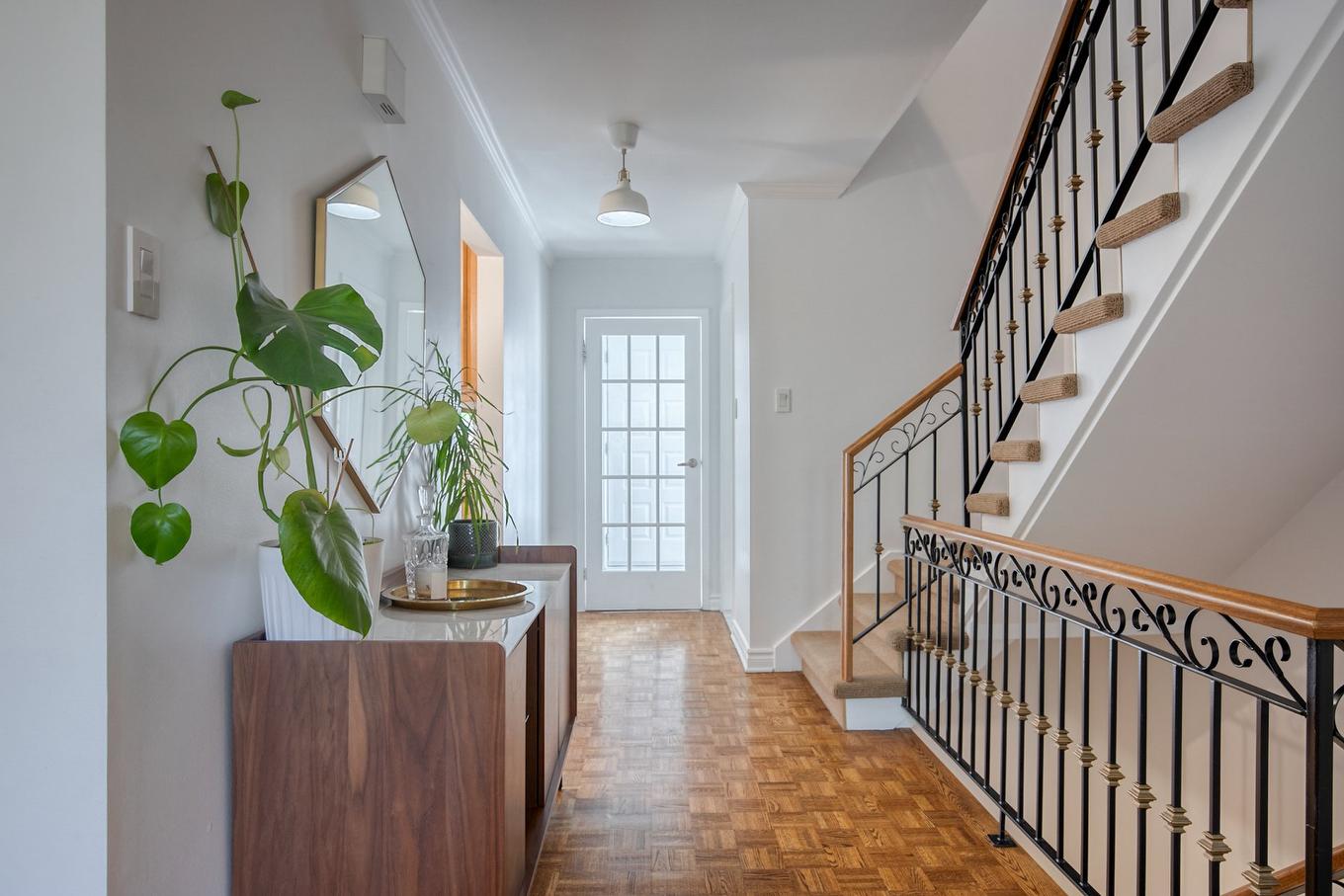 Hall - 118Z Place De Fontainebleau, Saint-Lambert, QC