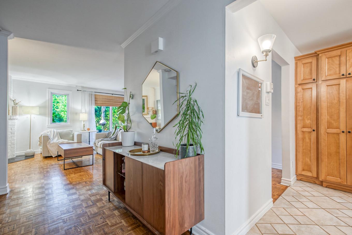 Hall - 118Z Place De Fontainebleau, Saint-Lambert, QC