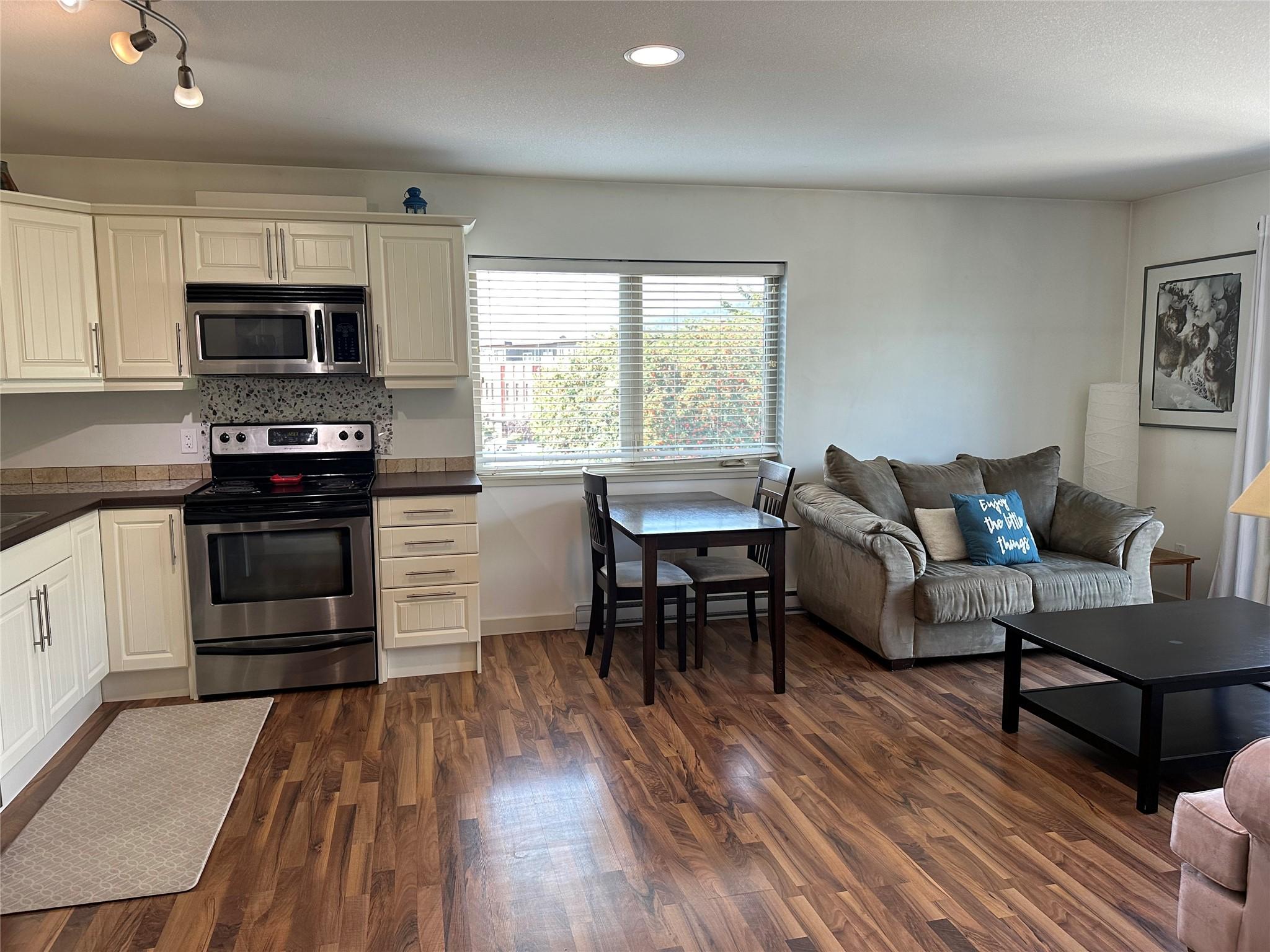 402-1042 1St Avenue, Fernie, BC - Indoor Photo Showing Kitchen
