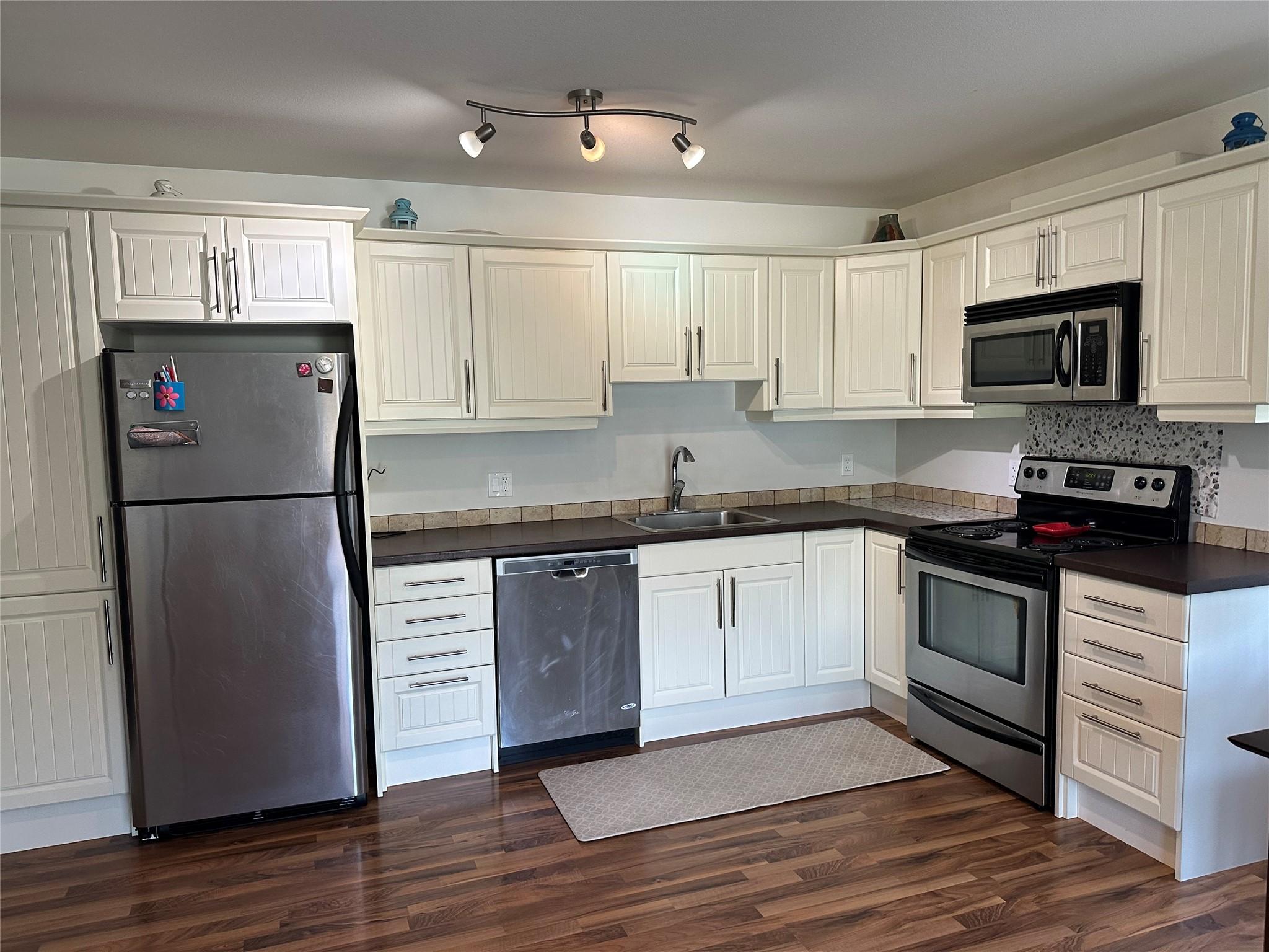 402-1042 1St Avenue, Fernie, BC - Indoor Photo Showing Kitchen With Upgraded Kitchen